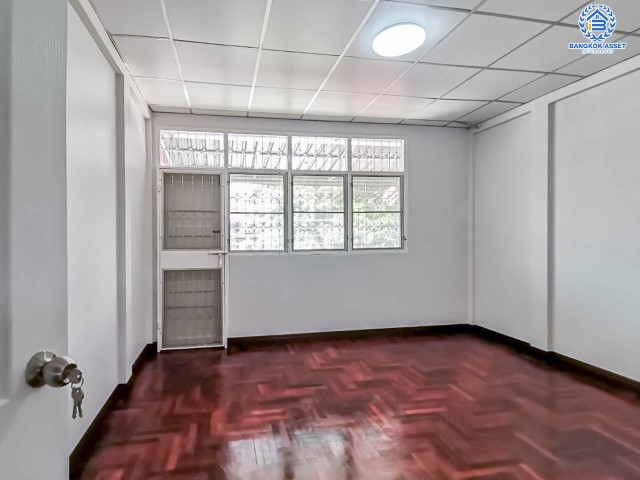 ทาวน์เฮ้าส์มือสองย่านกรุงเทพฯ ม.พระปิ่น2 ติดถ.บรมราชชนนี เนื้อที่ 18 ตร.ว. ฟังก์ชัน 2 ห้องนอน 2 ห้องน้ำ 1 ที่จอดรถ รีโนเวทใหม่ เปลี่ยนสุขภัณฑ์ ต่อเติมครัว พร้อมอยู่ บนทำเลดี เชื่อมต่อถ.พุทธมณฑลสาย2, ถ.กาญจนาภิเษก ใกล้ม.มหิดล และทางด่วน "ศรีรัช"